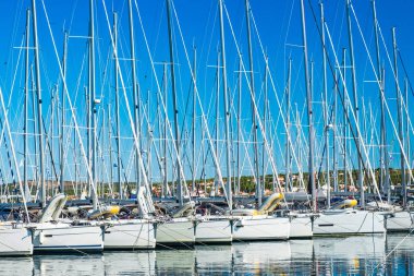 Hırvatistan 'ın Adriyatik Denizi kıyısındaki Biograd na Moru kasabasında marinada demirli yatlar ve yelkenliler