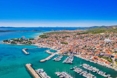 Hırvatistan 'ın Adriyatik Denizi' ndeki Vodice kasabasındaki marinanın havadan genel manzarası
