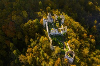 Hırvatistan, Samobor, ortaçağ kalesi harabeleri ve sonbaharda insansız hava araçlarının hava manzarası