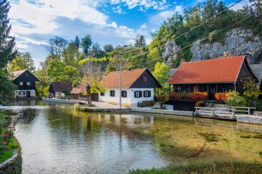 Hırvatistan 'ın Slunj kenti yakınlarındaki güzel Rastoke köyü, Slunjcica nehri, eski su değirmenleri ve kulübeleri
