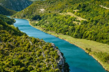 Hırvatistan 'ın Dalmaçya kentindeki Zrmanja nehrinin güzel doğa manzarası, kanyonu