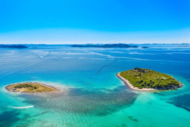Güzel mavi cennet, Hırvatistan 'da Adriyatik Denizi' nde küçük adalar, Pakostan yakınlarında, insansız hava aracı manzarası