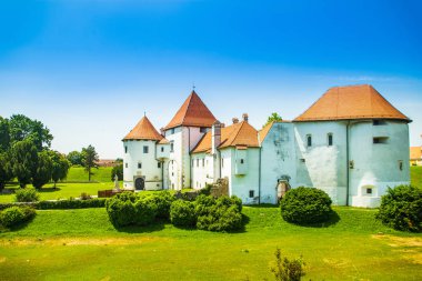 Hırvatistan 'ın Varazdin kentindeki güzel parktaki eski şehir kalesi, 13. yüzyılda inşa edildi.