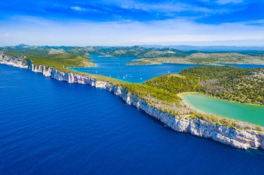 Doğa parkı Telascica kıyısında deniz üzerinde büyük kayalıklar, Dugi Otok adası, Hırvatistan, muhteşem deniz manzarası