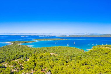 Güzel mavi deniz cenneti, Hırvatistan'da Dugi Otok adasında takımadalar, hava deniz manzarası