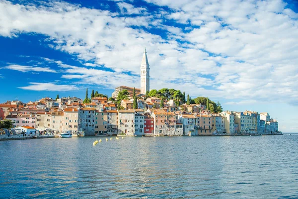 Hermosa Ciudad Rovinj Costa Istria Croacia Antiguas Casas Históricas Campanario —  Fotos de Stock