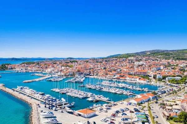 Stad Vodice Jachthaven Turquoise Kustlijn Aan Adriatische Kust Uitzicht Lucht — Stockfoto