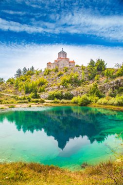 Hırvatistan, Cetina nehir kaynağı su kuyusu ve Dalmaçyalı Zagora karst arazisindeki küçük Ortodoks kilisesi