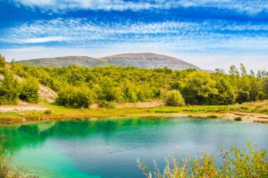 Hırvatistan, Cetina nehir kaynağı su çukuru ve arkada Dinara dağı, Dalmaçyalı Zagora karst manzarası