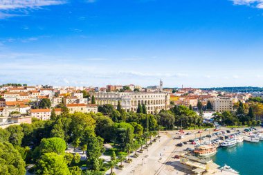Hırvatistan, Istria, Pula kenti, antik Roma arenasının panoramik manzarası, tarihi amfitiyatro ve İHA 'dan eski kasaba merkezi