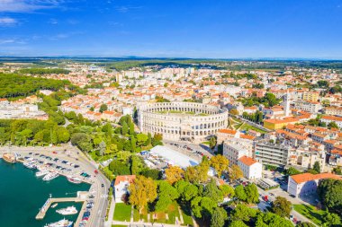 Hırvatistan, Istria, Pula kenti, antik Roma arenasının panoramik manzarası, tarihi amfitiyatro ve İHA 'dan eski kasaba merkezi