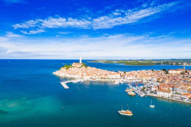 Hırvatistan ve Istria, Adriyatik Denizi üzerindeki eski Rovinj kasabasının hava manzarası