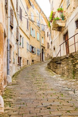 Hırvatistan, Istria, güzel eski kaldırımlı cadde, geleneksel evler ve eski tarihi Motovun kentinde