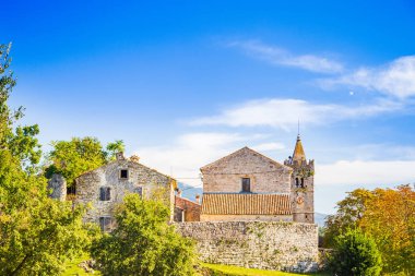 Hum kasabası, Hırvatistan 'ın Istria kentindeki kırsal alanda eski ve güzel bir mimari.