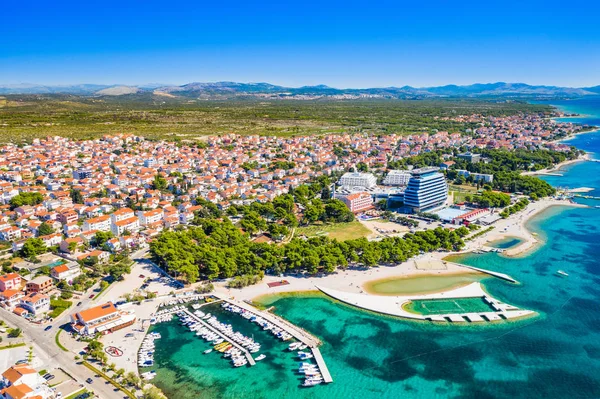 Turystyczne Miasto Vodice Niesamowite Turkusowe Wybrzeże Wybrzeżu Adriatyku Widok Lotu — Zdjęcie stockowe