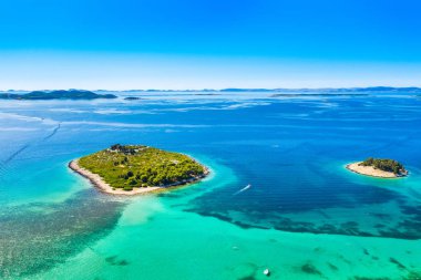 Güzel mavi deniz manzarası, Adriyatik Denizi üzerinde takımada Hırvatistan 'da, Pakostan yakınlarında