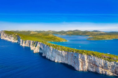 Doğa parkı Telascica kıyısında deniz üzerinde büyük kayalıklar, Dugi Otok adası, Hırvatistan, muhteşem deniz manzarası