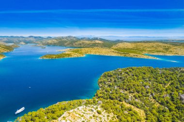 Doğa parkı Telascica kıyısında deniz üzerinde büyük kayalıklar, Dugi Otok adası, Hırvatistan, muhteşem deniz manzarası