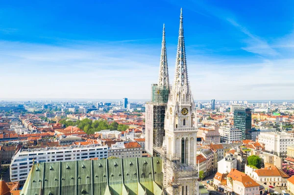 Hırvatistan Başkenti Zagreb Dan Şehir Merkezi Katedral Kulelerinin Havadan Görünüşü — Stok fotoğraf