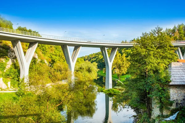 Horvátország Rastoke Közúti Híd Régi Vízimalmok Korana Folyó Vízesésénél Gyönyörű — Stock Fotó