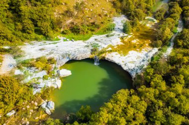 Hırvatistan ve Istria, Pazin kasabası yakınlarındaki Pazincica Nehri üzerindeki Zarecki Krov 'un hava manzaralı güzel küçük şelalesi