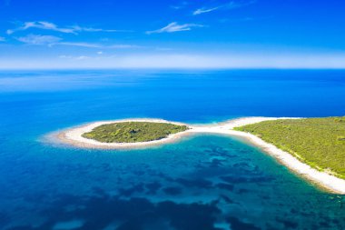 Hırvatistan, Adriyatik deniz manzarası, turkuaz denizde kayalık pelerin, Dugi Otok adasında açık mavi su