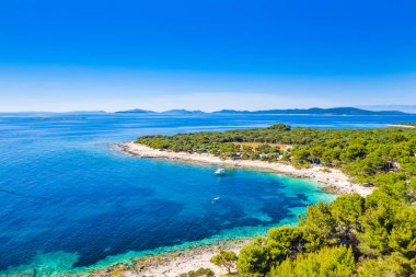 Hırvatistan, Adriyatik kıyı şeridi, güzel deniz manzarası, Dugi otok adası, Veli Rat 'taki kamp yeri