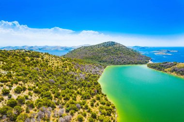 Hırvatistan, Adriyatik deniz manzarası, doğa parkı Telascica, Hırvatistan ve Dugi otok 'taki Tuzlu Yeşil Göl manzarası