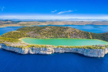 Hırvatistan, Adriyatik deniz manzarası, doğa parkı Telascica, Hırvatistan ve Dugi otok 'taki Tuzlu Yeşil Göl manzarası