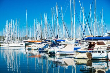 Hırvatistan 'ın Adriyatik Denizi kıyısındaki Biograd na Moru kasabasında marinada demirli yatlar ve yelkenliler