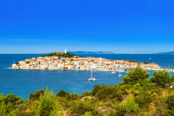 Horvátország Panoráma Történelmi Város Primosten Félszigeten Kék Öböl Vitorlásokkal Jachtokkal — Stock Fotó