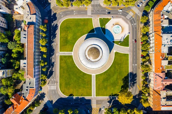 Zagreb, Hırvatistan 'ın başkenti, İHA' nın şehir merkezindeki hava manzarası, ortada muazzam kubbe
