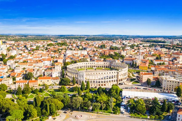 Hırvatistan, Pula kenti, Roma amfitiyatrosu ve İHA ve hava manzaralı eski kasaba merkezi