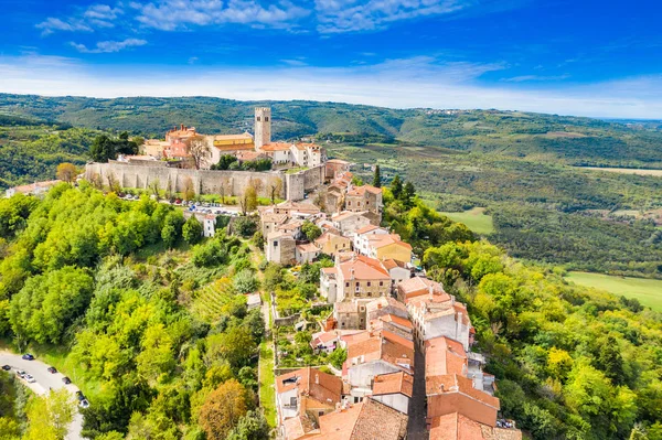 Vacker Gammal Stad Motovun Stenhus Och Kyrktorn Klocka Romantisk Arkitektur — Stockfoto