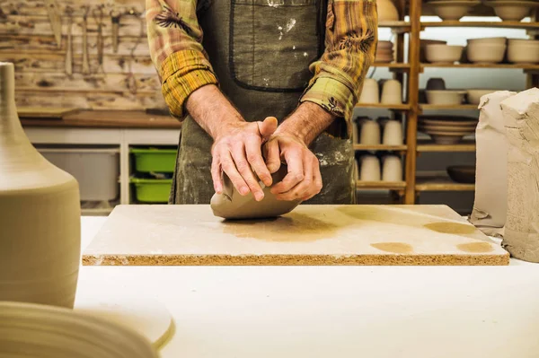 陶芸のための材料粘土を準備ワークショップでポッター 陶芸や工芸品の制作 手の詳細 顔はない — ストック写真