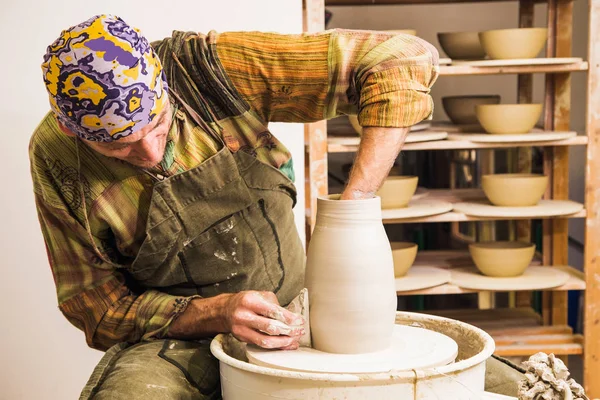 ろくろに土鉢を作る陶芸家の肖像画 陶芸や工芸品の作成 モデリング作成 — ストック写真