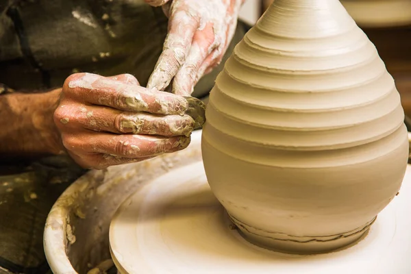 ホイール上のセラミック花瓶を形成するワークショップでポッター 手の詳細 — ストック写真