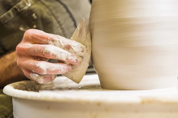 Ceramista Officina Che Forma Vaso Ceramica Ruota Dettaglio Mani — Foto Stock