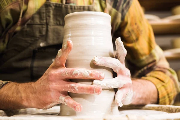 Potter Taller Formando Jarrón Cerámica Sobre Rueda Detalle Manos — Foto de Stock