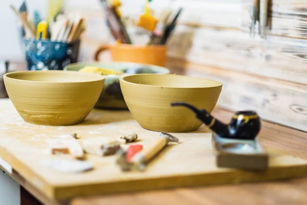 陶芸スタジオテーブルのツール フィールドの浅い負債 小規模なアートビジネスコンセプト — ストック写真