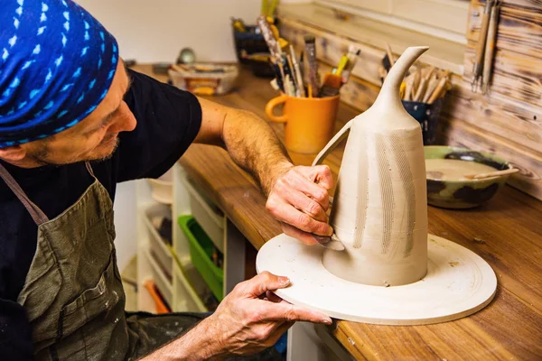 手で粘土を扱う男性のマスター陶芸家は 新しいアンフォラを形成します — ストック写真
