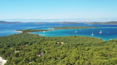  Hırvatistan 'ın Dugi Otok adası, deniz manzaralı. Güzel deniz cenneti, Hırvatistan 'ın Dugi Otok adasında takımadalar, mavi körfezlerde yatlar, deniz manzarası 