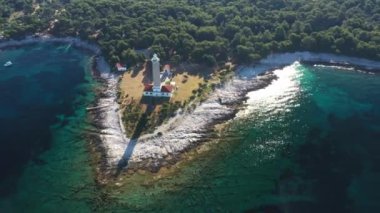 Hırvatistan, Adriyatik kıyı şeridi, Dugi Otok adasındaki Veli Rat deniz fenerinin hava manzarası, güzel deniz manzarası