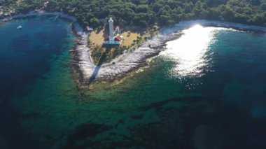 Hırvatistan, Adriyatik kıyı şeridi, Dugi Otok adasındaki Veli Rat deniz fenerinin hava manzarası, güzel deniz manzarası
