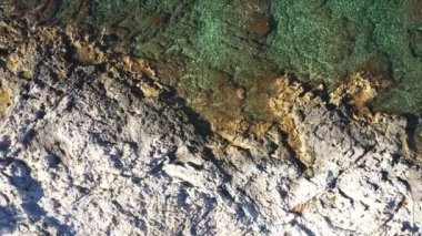  Hırvatistan 'ın Dugi Otok adasında Rocky sahili. Hırvatistan 'ın Dugi Otok adasında kristal berrak mavi suyla kayalık deniz kıyısının yukarıdan çekimleri 