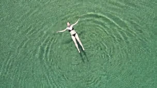 Kvinna Njuter Semester Flyter Bikini Havsytan Det Kristallklara Vattnet Ung — Stockvideo