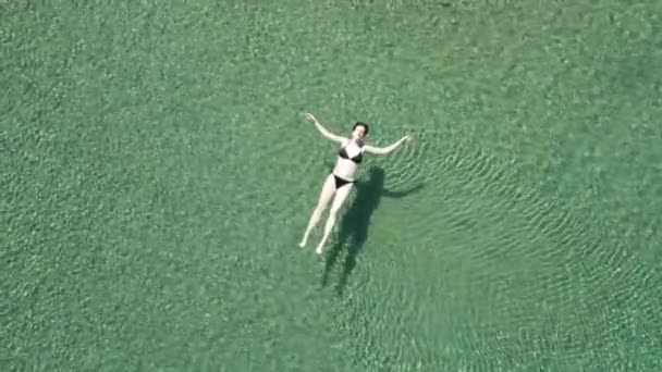 Kvinna Njuter Semester Flyter Bikini Havsytan Det Kristallklara Vattnet Ung — Stockvideo