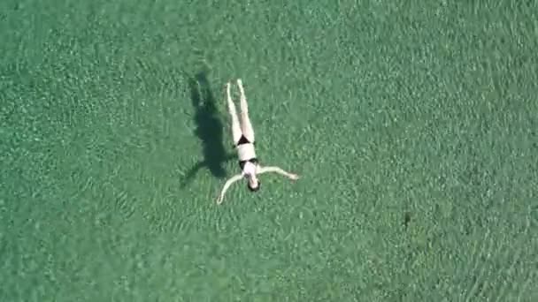 Kobieta Ciesząca Się Wakacjami Pływająca Bikini Powierzchni Morza Krystalicznie Czystej — Wideo stockowe