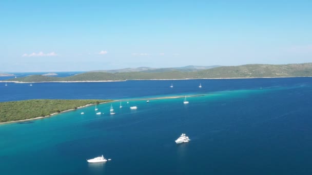 Krásné moře na Jadranu, ostrovy v tyrkysové vodě na ostrově Dugi Otok v Chorvatsku