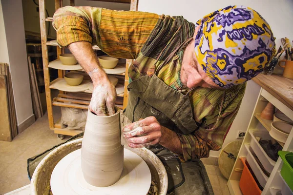 Potter Working Potter Wheel Raw Clay Hands Making New Amphora — ストック写真